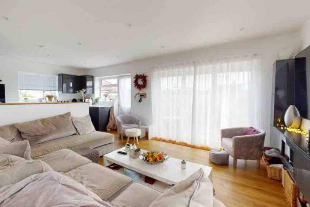 Love Lancing By The Sea With Optional Large Hot Tub Sleeps Up To 8 & Free Parking Villa Exterior photo